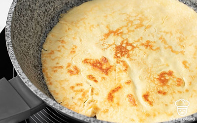 Дождитесь, когда омлет поджарится, а затем аккуратно переверните.