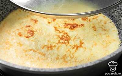 Накройте омлет крышкой и оставьте его жариться еще 3-4 минуты. Таким же образом приготовьте еще несколько омлетов.