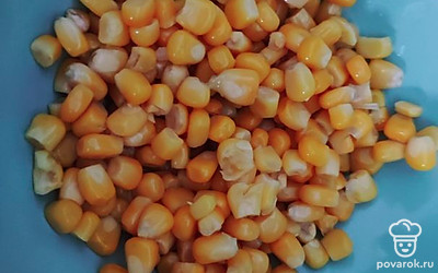 Консервированную кукурузу высыпать в салатник.