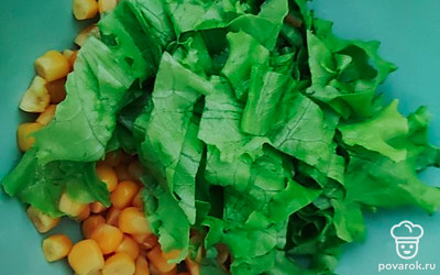 К кукурузе добавить салатные листья.