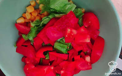 Добавить нарезанные кубиками перец и помидор.