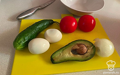 Подготовьте все ингредиенты. Яйца отвариваем.