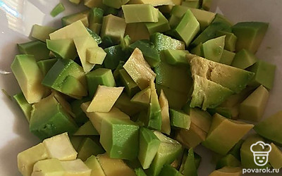 Авокадо измельчаем. 