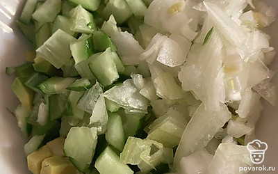 Лук, огурцы нарезаем. 
