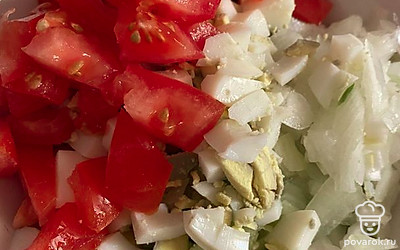 Яйца, помидоры нарезаем. 