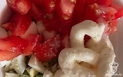 Соединяем все ингредиенты вместе. Добавляем майонез, соль. Хорошо перемешиваем. 