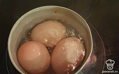 Отварите яйца в течение 7 минут.
