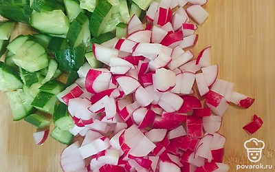 Нарежьте огурец и редис.