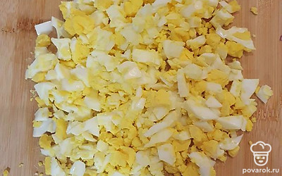 Почистите яйца, нарежьте.