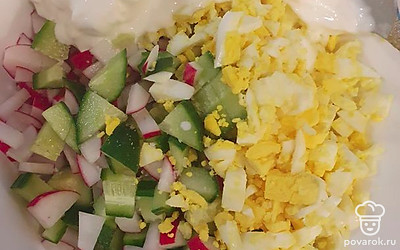 Всё смешайте. Добавьте сметану, посолите во вкусу.