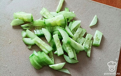 Огурцы нарежьте соломкой.