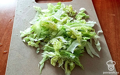 Листья салата айсберг нарежьте соломкой.