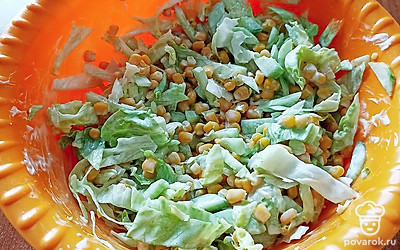 Смешайте все ингредиенты и добавьте сметану.