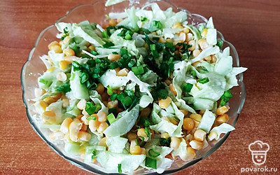 Готовый салат украсьте любой зеленью.