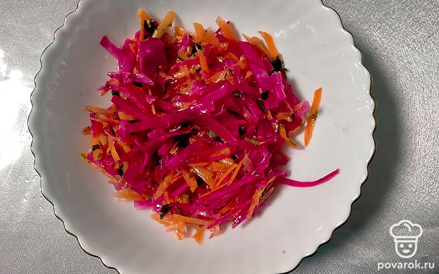 Зимний витаминный салат с квашеной капустой — Рецепт с фото