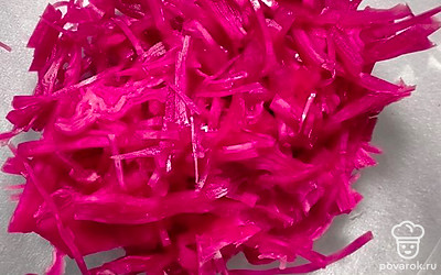 Квашеную капусту нарезать тонко.