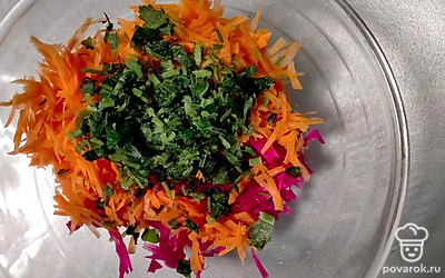 Перемешать капусту и морковь, добавить зелень.