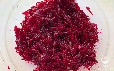 Отварную свёклу натереть на мелкой тёрке.