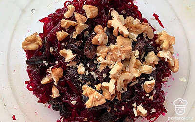 Чернослив и очищенный грецкий орех мелко порезать.