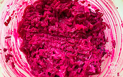 Добавить сметану, перемешать. По вкусу можно добавить соль, сахар. У меня сладкая свёкла, поэтому я ничего не добавляла.