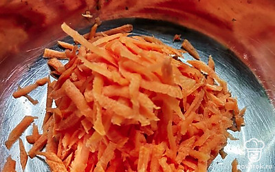 Морковь помыть, натереть на тёрке.