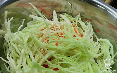 Капусту помыть, нашинковать мелкой соломкой.