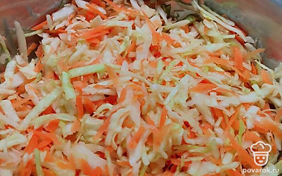 Смешать капусту и морковь и тщательно помять руками. Капуста даст сок и станет мягче.