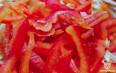Сладкий перец нарезать тонкой соломкой и добавить к овощам.
