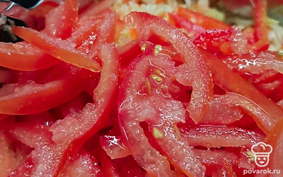 Помидоры помыть, удалить семена. Нарезать тонкой соломкой.