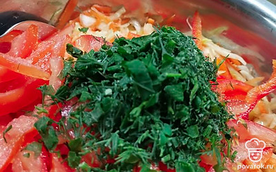 Зелень мелко порубить и добавить в салат.