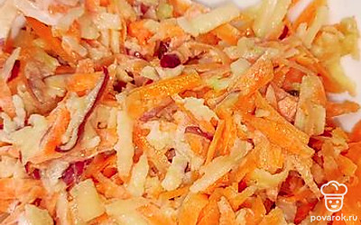 Фруктово-овощной салат из яблока и моркови — Рецепт с фото