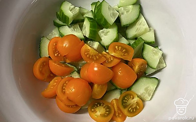 Нарежьте овощи.