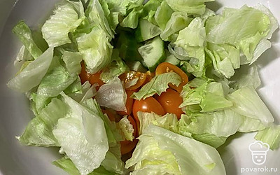 Добавьте салат айсберг.