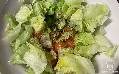 Приправьте солью, специями и маслом.