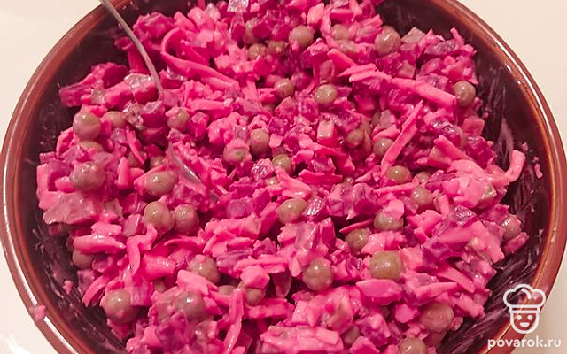 Салат из вареной свеклы с сыром, маринованными огурцами и горошком — Рецепт с фото