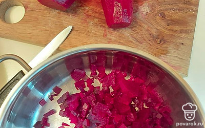 Свёклу порезать кубиками.
