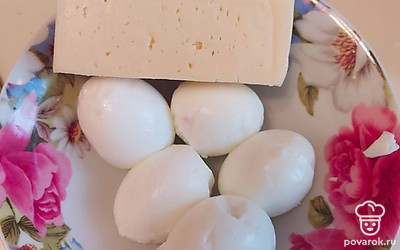 Яйца нарезать кубиками, сыр можно порезать или натереть на крупной тёрке.