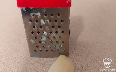 Чеснок потереть на мелкой терке. 