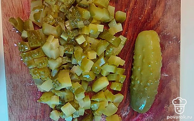 Огурцы порезать кубиком.