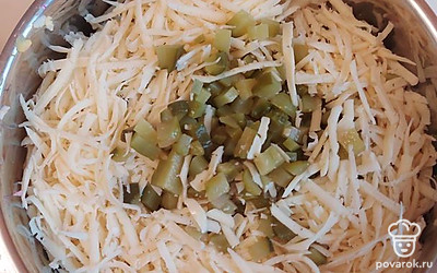 Все смешать, заправить майонезом.