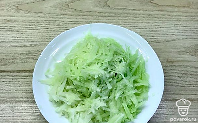 Натереть на крупной тёрке.