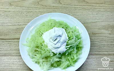 Добавить сметану. 