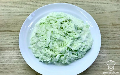 Посолить. Поперчить по желанию. Перемешать.