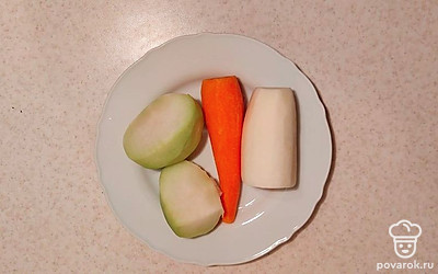 Овощи помойте и очистите от кожуры.