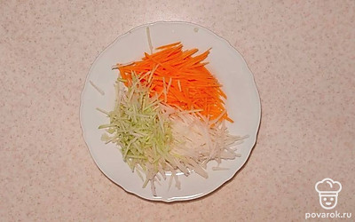 Натрите все овощи на терке.