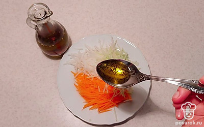 Добавьте оливковое масло и перемешайте.