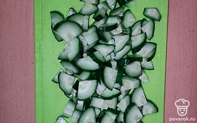Помыть огурец и порезать мелко