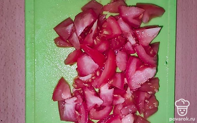 Помойте помидоры и измельчите их.