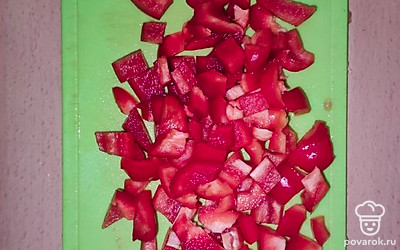 Болгарский перец промойте, очистите от семечек и нарежьте мелко.