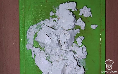 Нарежьте на кусочки сыр сиртаки, чтобы было удобно добавлять в салат.